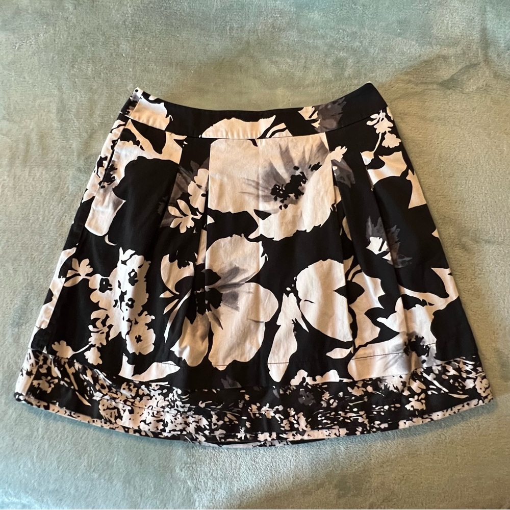 White House Black Market Black and White floral A line Skirt. Business casual.